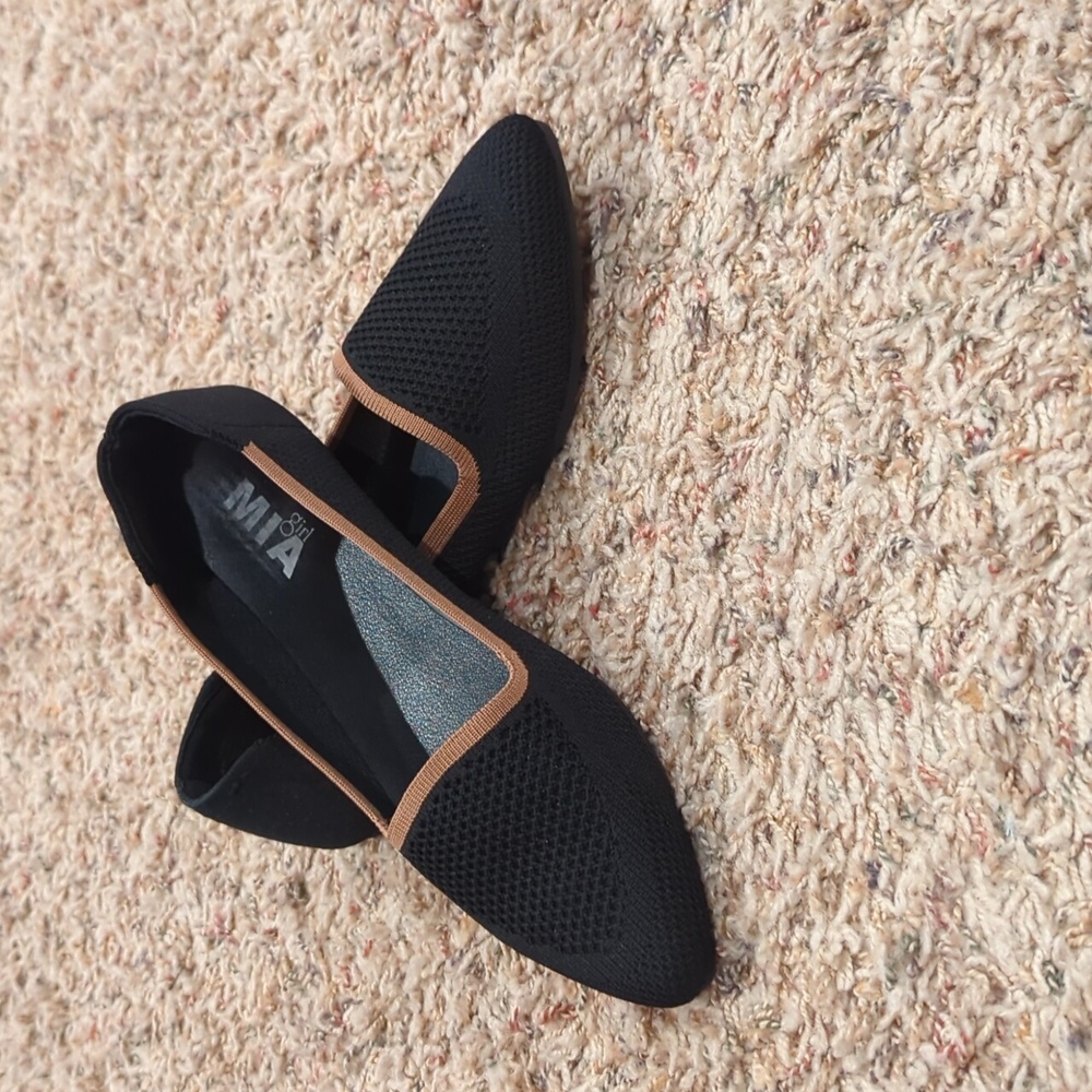 Mia black stretchy fabric flats with tan brown trim size 7